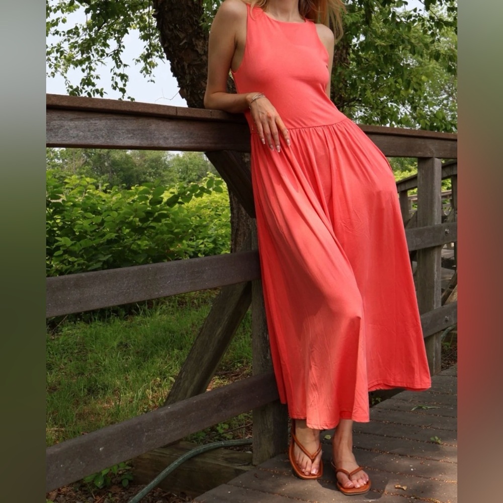 Chic Coral Sleeveless Midi Dress